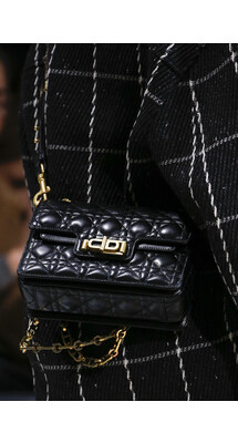 Details Christian Dior , Details Dior Fall 2018 Ready-to-Wear , Детали показа Кристиан Диор , Детали показа Диор осень зима 2018 , Fashion show , неделя моды в Париже , PFW , Мария Грация Кьюри , Mainstyles